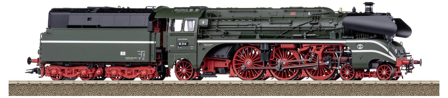 Grüne historische Dampflokomotive mit roten Rädern, seitliche Ansicht. Sie steht auf einem Gleis und hat schwarze Details.