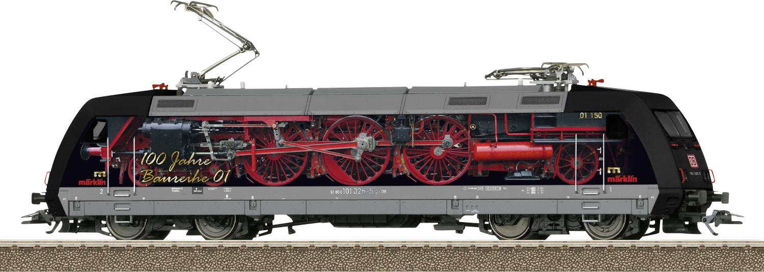Eine Eisenbahnlokomotive mit der Aufschrift '100 Jahre Baureihe 01' und einem aufgemalten Bild eines historischen Zuges an der Seite.