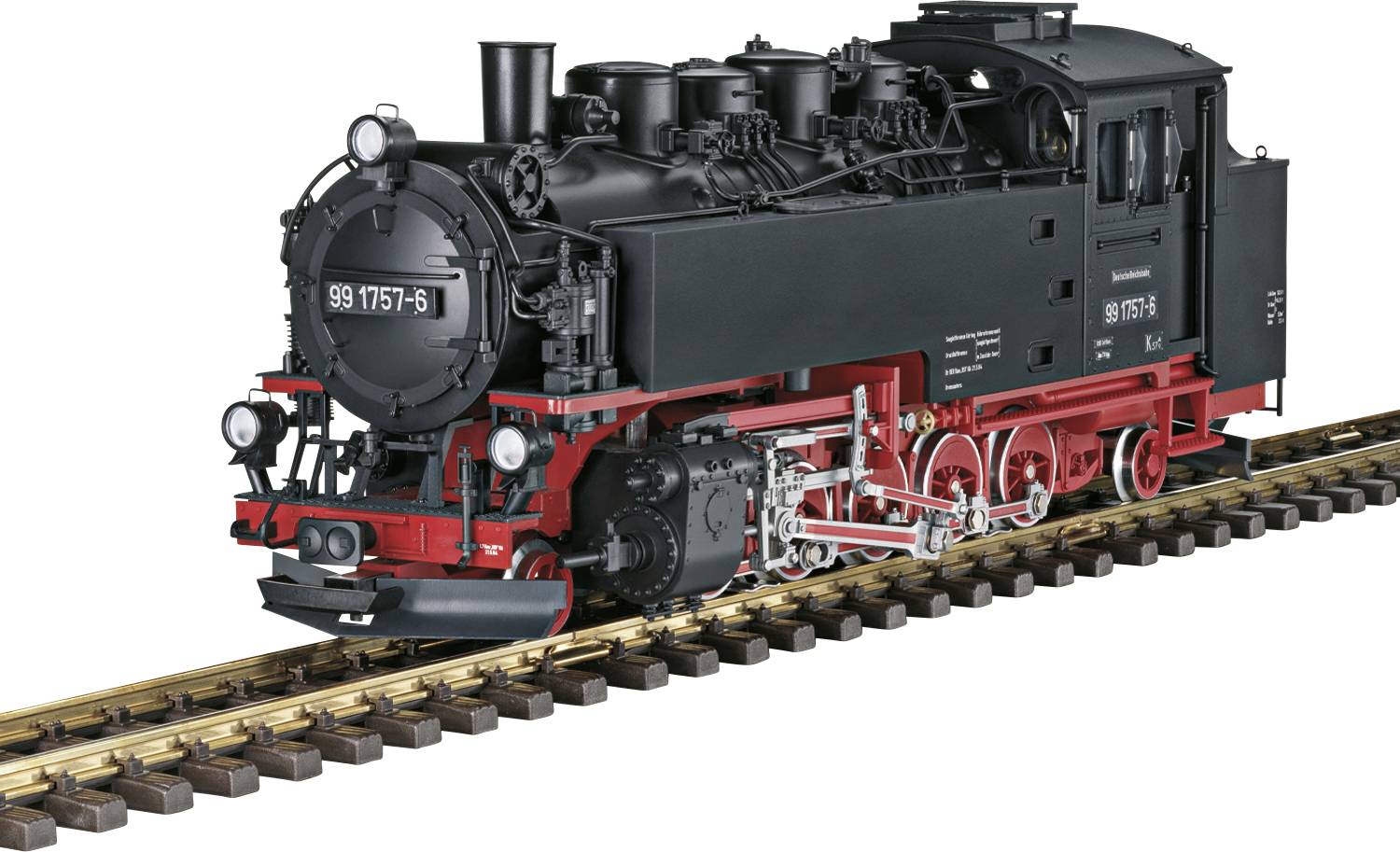 Eine schwarze Dampflokomotive mit rotem Fahrgestell fährt auf einem Gleis. Sie hat eine klassische Bauweise mit sichtbaren Kesseln und Schläuchen.