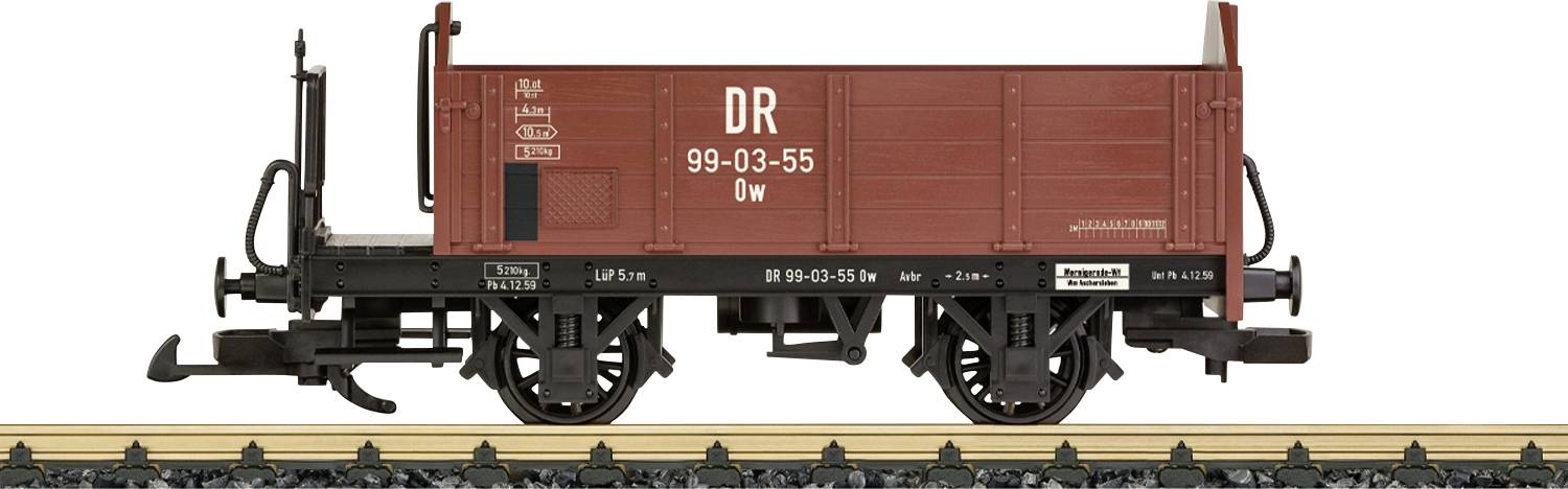 Ein brauner Güterwagen der DR mit der Nummer 99-03-55 steht auf einem Gleis. Der Wagen hat schwarze, detaillierte Fahrgestelle.