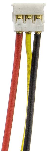 Ein dreipoliger Stecker mit roten, gelben und schwarzen Kabeln, die von oben nach unten verlaufen.