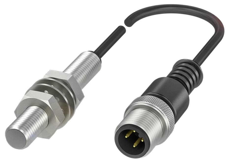 Zwei zylindrische Steckverbinder mit Kabeln, einer silberfarben mit Kontermutter, der andere schwarz mit drei goldenen Kontakten.