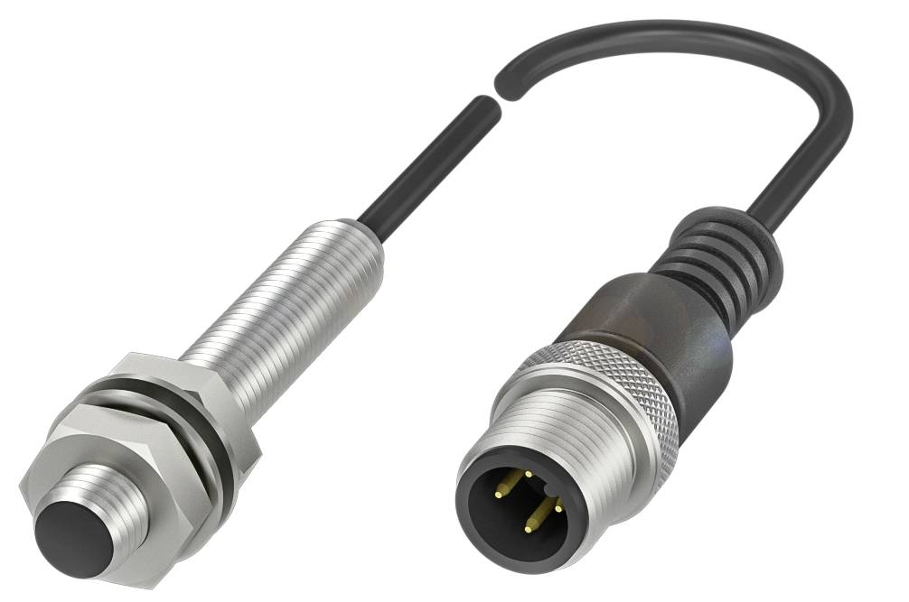 Ein metallischer Zylindersensor mit Anschlusskabel und Steckverbinder. Der Sensor ist für industrielle Anwendungen geeignet.