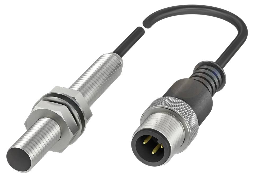 Ein zylindrischer Näherungssensor mit Gewinde und ein passender Kabelstecker, beide aus Metall, für industrielle Anwendungen.