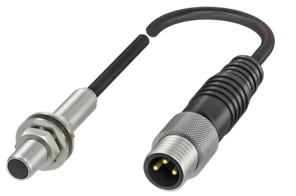 Metallsensor mit Anschlusskabel, daneben Steckverbinder mit mehreren goldenen Pins, beide vor weißem Hintergrund.