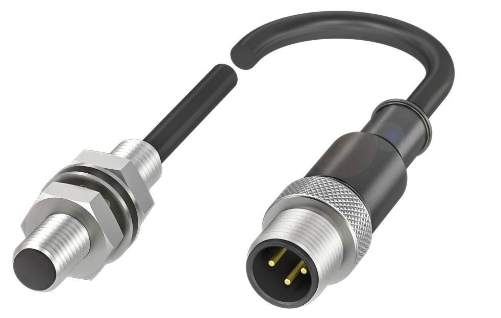 Ein M12-Steckverbinder und ein Zylinder-Näherungssensor. Der Steckverbinder hat drei Stifte, der Sensor ist zylindrisch mit einem Metallgehäuse.