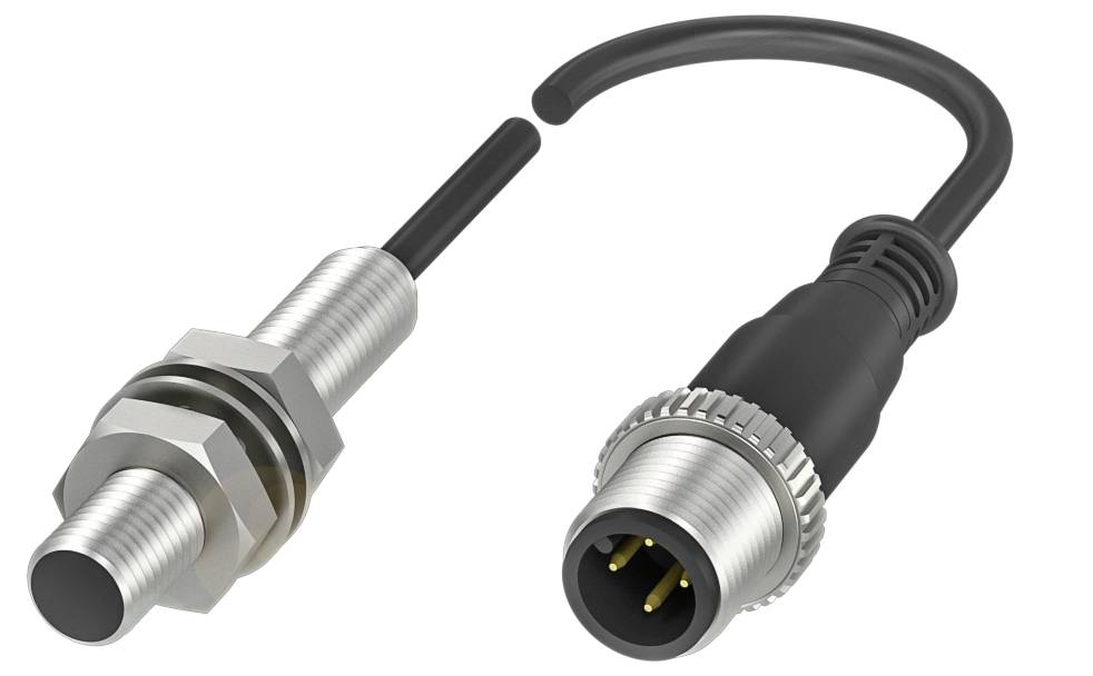 Zwei Sensoren mit Kabeln und Steckverbindern, einer mit Metallgehäuse und einer mit Kunststoff, zeigen den Anschlussmechanismus.