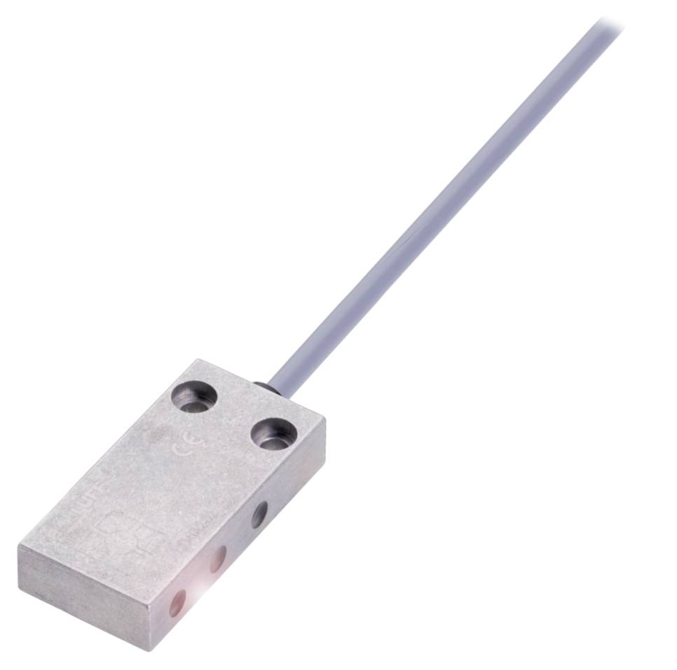 Ein zylindrischer Näherungssensor aus Metall mit einem Kabelanschluss.