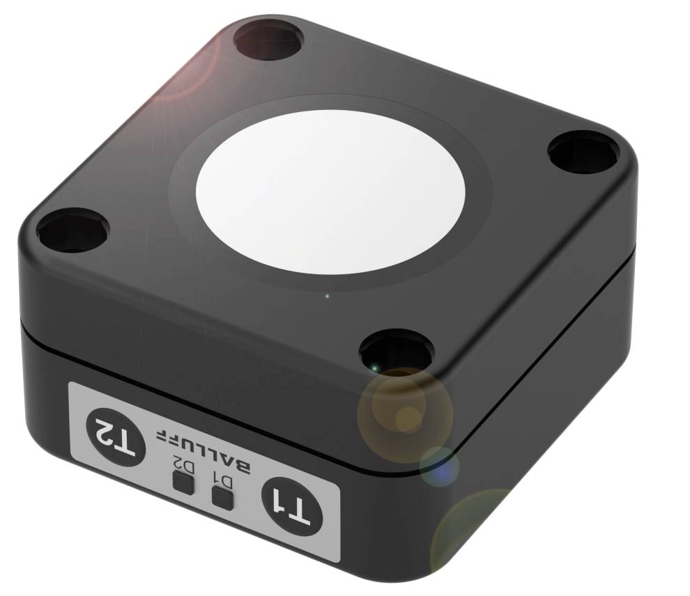 Kompakter, schwarzer Sensor mit quadratischer Form und seitlichen Befestigungslöchern, geeignet für präzise Messanwendungen.