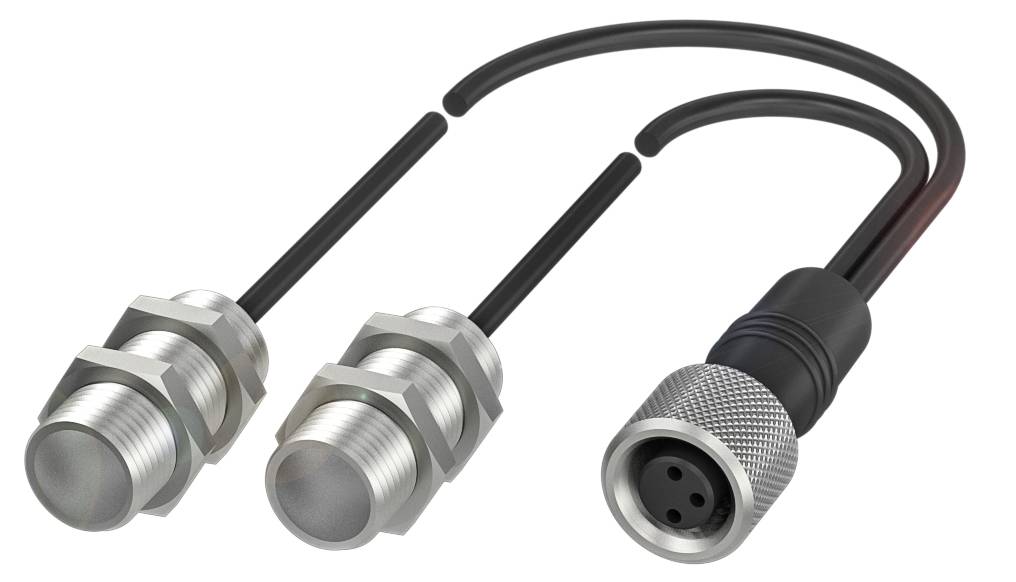 Zwei zylindrische Sensoren mit Gewinde, verbunden über Kabel mit einem dreipoligen Verbindungsstecker; industrielle Anwendung.