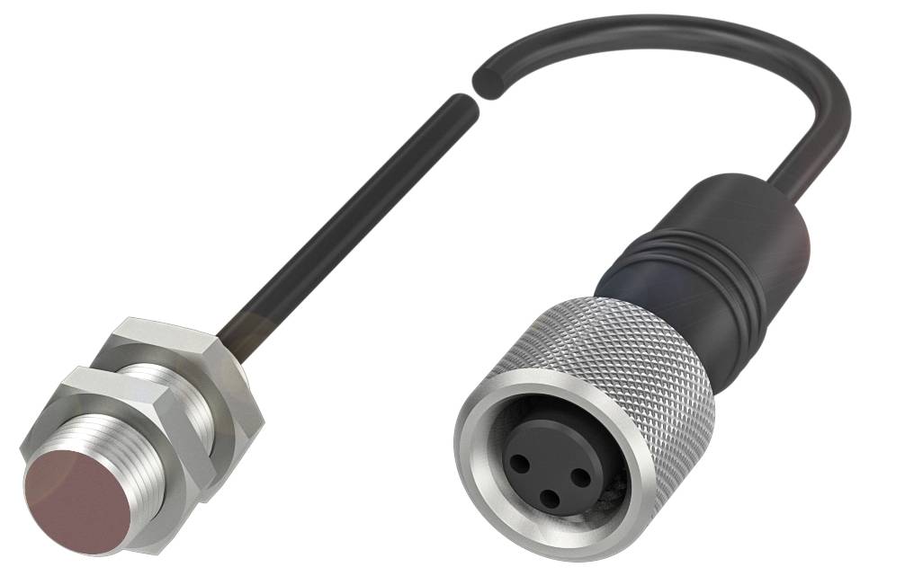 Sensor und Kabelstecker, verbunden durch ein schwarzes Kabel. Der Sensor hat ein zylindrisches Design mit metallischer Oberfläche.