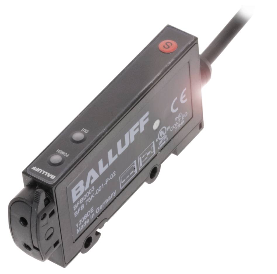 Ein rechteckiger, schwarzer Sensor mit der Aufschrift 'BALLUFF' und verschiedenen technischen Details, Anschlusskabel und Kontrollleuchten.