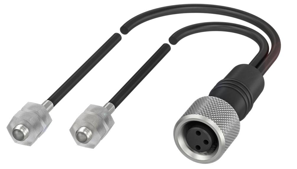Ein schwarzes Kabel mit einem Metallstecker und zwei transparenten Steckern, die wie typisches Audio- oder Mikrofonkabelzubehör aussehen.