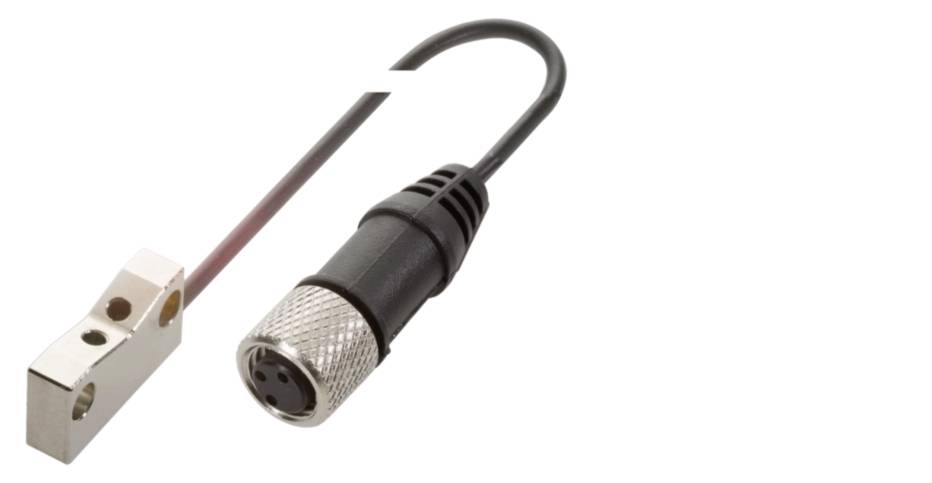 Ein schwarzes Kabel mit einem rechteckigen, silbernen Anschluss und einem runden, geriffelten Stecker.