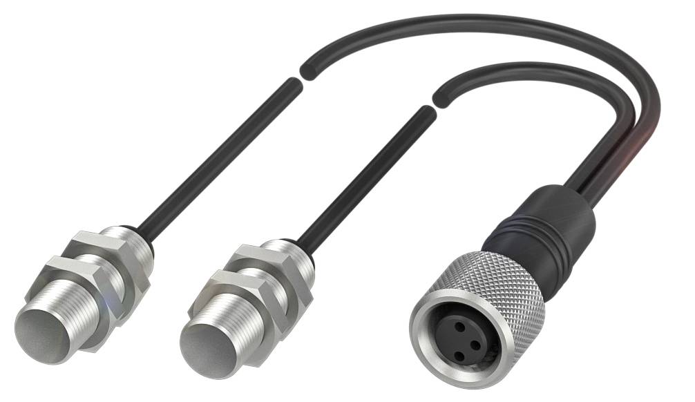 Zwei zylindrische Sensoren mit Metallgehäuse und schwarzem Kabel, verbunden mit einem runden, metallischen M12-Stecker.