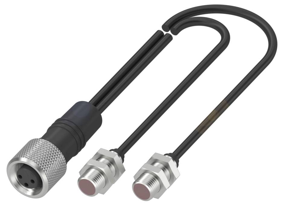 Zwei schwarze Kabel mit runden Steckverbindern. Einer hat eine metallene Kappe mit mehreren Löchern, die anderen zwei haben glatte Kappen.