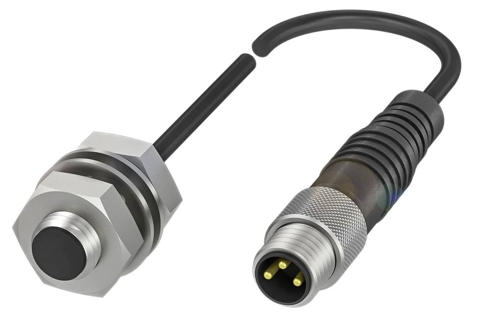 Metallsensor mit rundem Steckverbinder, verbunden durch ein schwarzes Kabel. Der Sensor ist für industrielle Anwendungen vorgesehen.