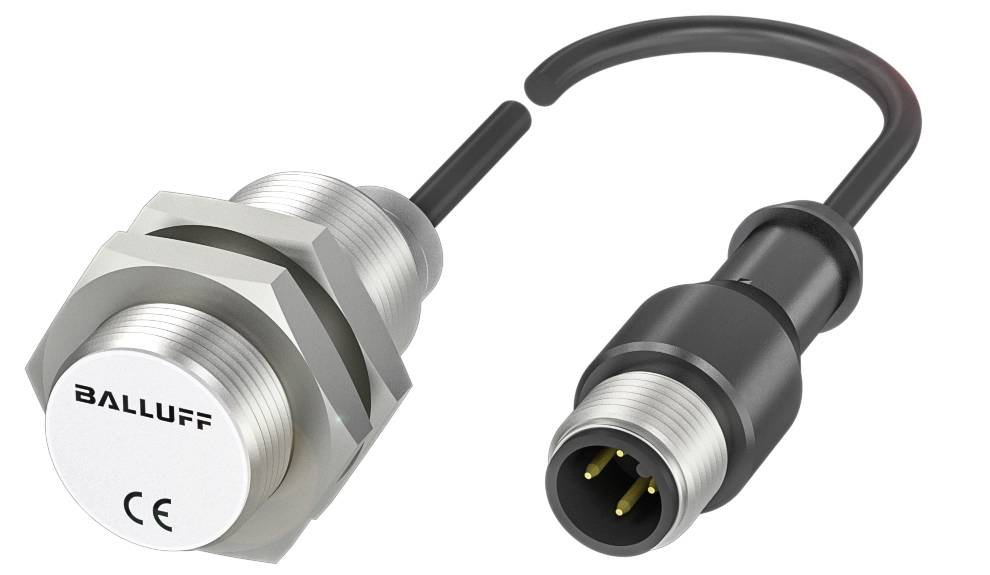Ein zylindrischer Sensor mit Metallgehäuse von Balluff und ein schwarzer Stecker mit drei sichtbaren goldenen Pins, verbunden durch ein Kabel.