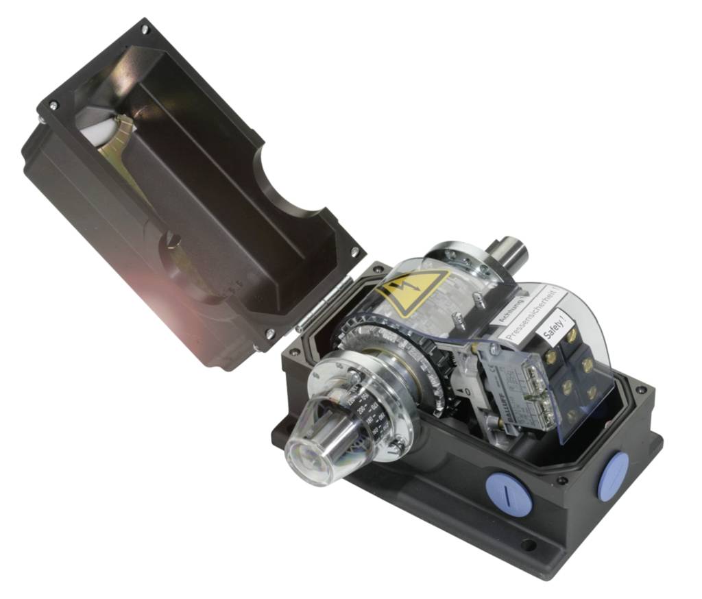 Ein offener metallischer Mechanismus mit klar gekennzeichneten Warnsymbolen. Der Deckel ist geöffnet und zeigt elektrische Bauteile.