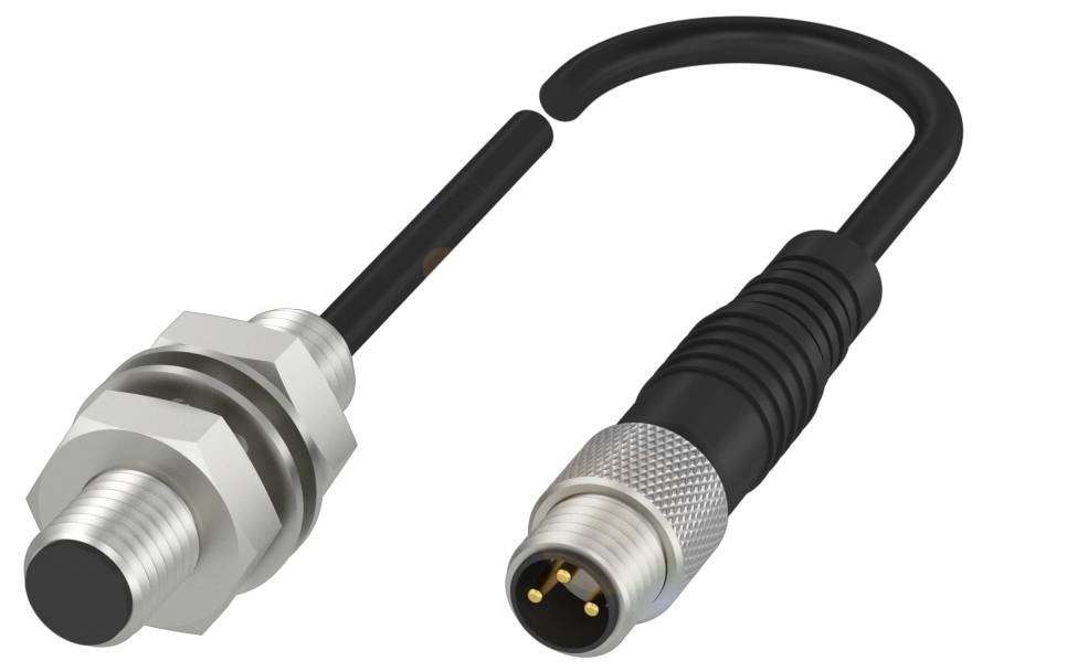 Nahaufnahme eines zylindrischen Sensors mit einem M12-Stecker verbunden durch ein kurzes Kabel. Der Sensor ist silbern, der Stecker schwarz.