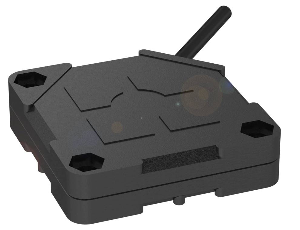Ein schwarzes, quaderförmiges Gerät mit vier Schraublöchern und einer hervorstehenden Antenne, möglicherweise ein Sensor oder Tracker.