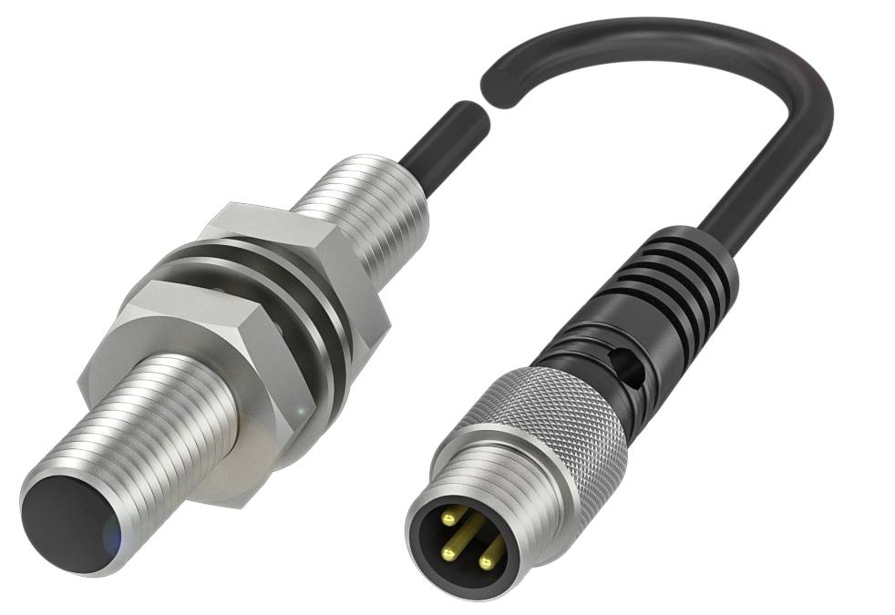 Ein zylindrischer Induktionssensor mit Gewindeanschluss und ein schwarzes Kabel mit Stecker. Beide Komponenten sind verbunden.