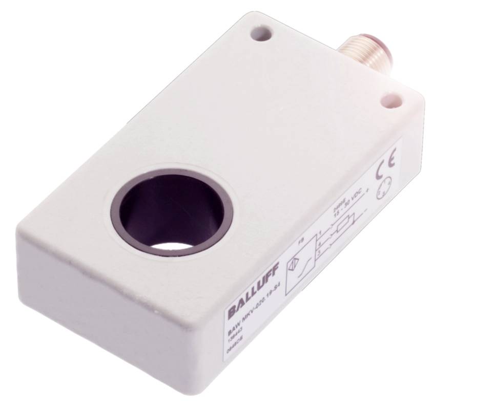 Rechteckiger induktiver Näherungssensor aus Metall, Marke Balluff, weißes Gehäuse mit runder Öffnung und Steckverbindung oben.