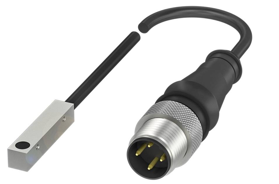 Ein schwarzes elektrisches Anschlusskabel mit einem silbernen Stecker und drei offenen Kontakten.