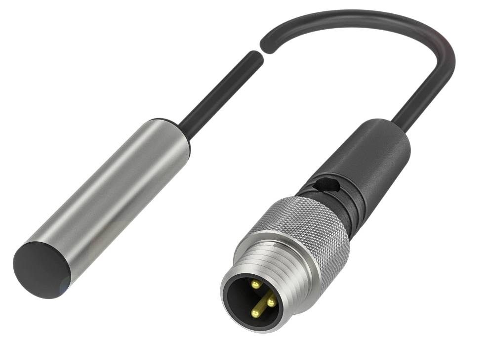 Zylindrischer Sensor und Metallstecker mit drei Kontakten, verbunden über ein Kabel. Geeignet für industrielle Anwendungen.