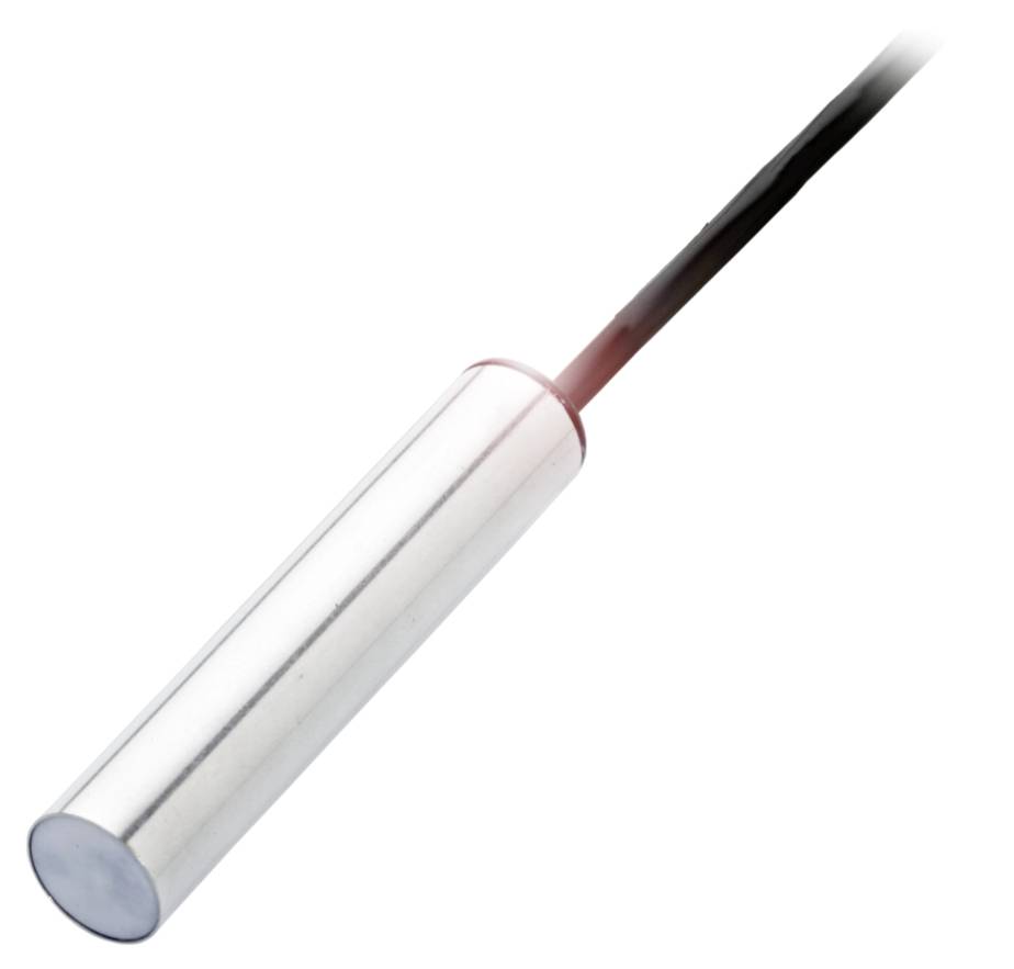 Silberner zylindrischer Sensor mit einem schwarzen Kabel, geeignet für industrielle Anwendungen zur Erfassung von Nähe oder Position.