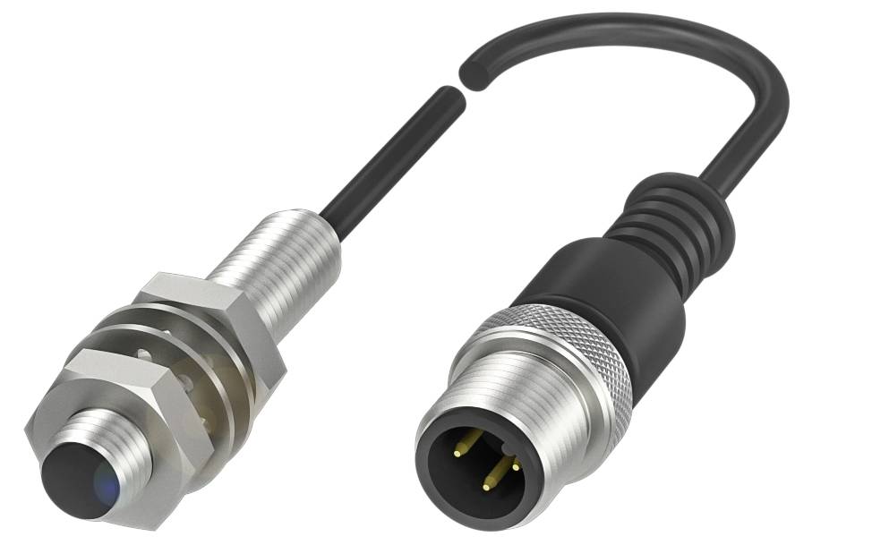 Zwei M12-Steckverbinder, einer mit Buchse und einer mit Stecker. Sie sind durch ein schwarzes Kabel verbunden und für industrielle Anwendungen konzipiert.