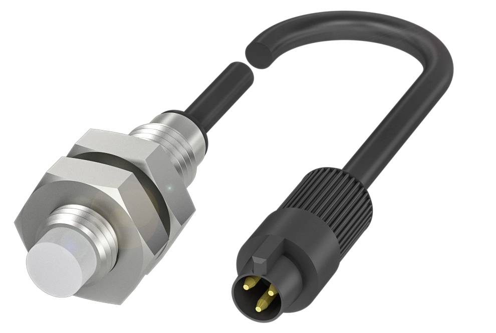 Ein zylindrischer Sensor mit metallischem Gewinde und ein passender schwarzer Stecker mit zwei goldenen Pins.