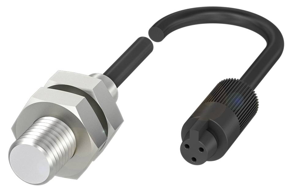 Induktiver Sensor und passender Anschlussstecker in Nahaufnahme. Der Sensor hat ein metallisches Gehäuse und der Stecker ist schwarz.
