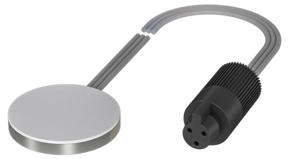 Graues rundes Metallteil mit verbundenem schwarzen, zylinderförmigen Stecker, verbunden durch ein dünnes Kabel; technische Komponente.