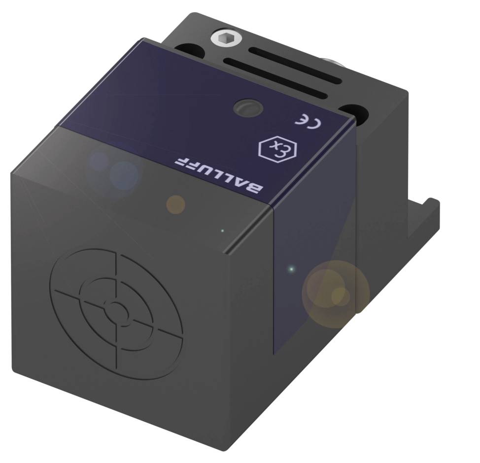 Ein rechteckiger Sensor mit schwarzem Gehäuse von Balluff, auf einer Metallhalterung montiert. Oben links ist das CE-Zeichen sichtbar.