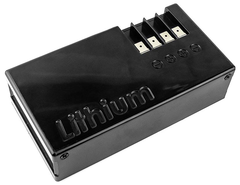 Schwarzer Lithium-Akku mit drei Metallkontakten oben. Text 'Lithium' eingraviert. Gehäuse rechteckig, kompakt und glänzend.