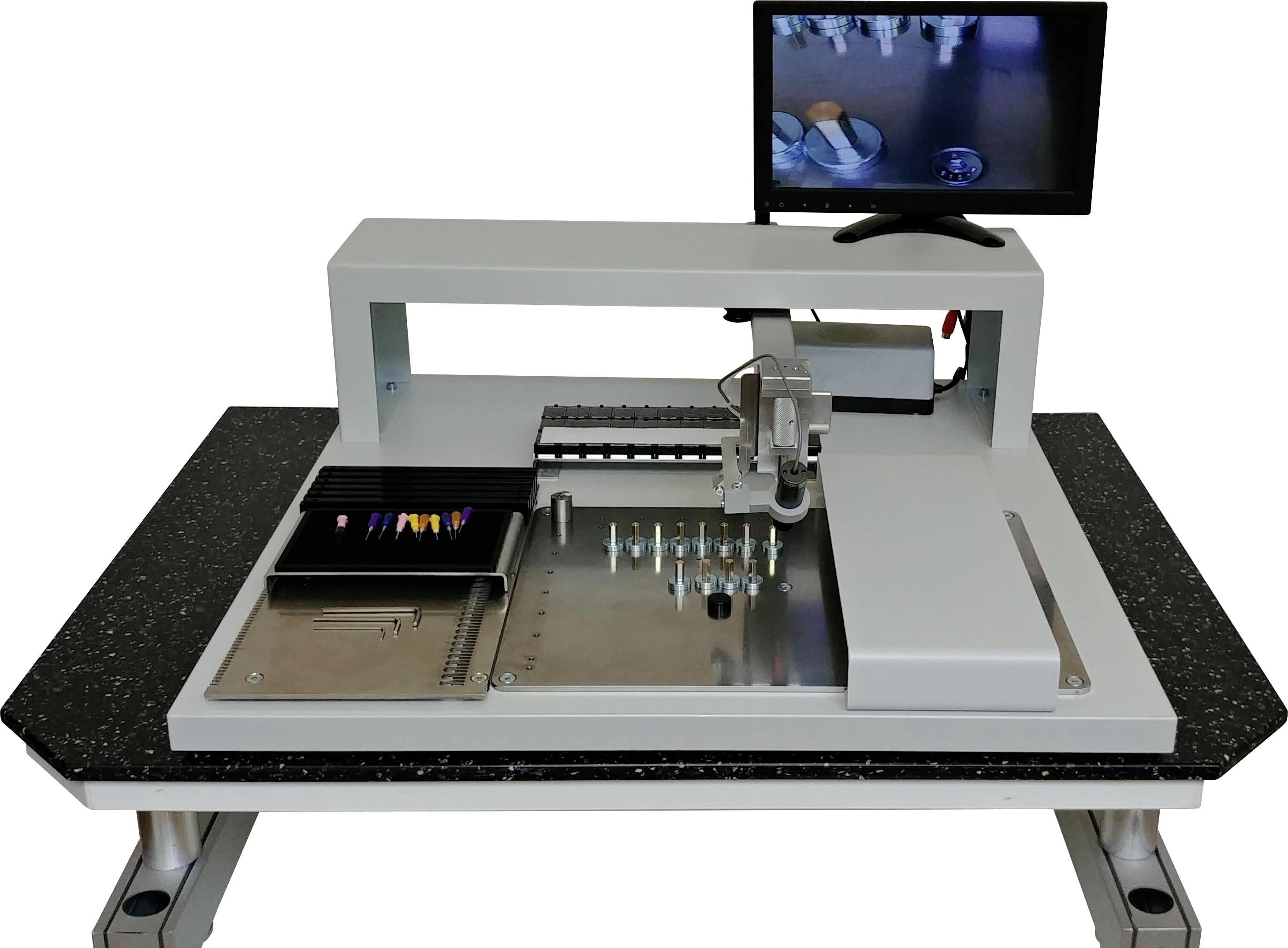 Maschine auf Tisch, zur Laborautomatisierung. Bildschirm zeigt Nahaufnahme von Proben. Eignet sich für präzise wissenschaftliche Aufgaben.