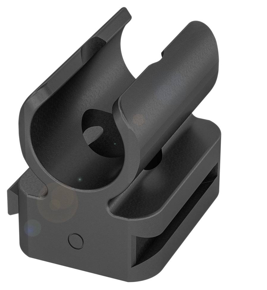 Schwarzes, U-förmiges Kunststoffteil mit einem runden Loch in der Mitte, möglicherweise ein Halterungselement für Rohrinstallationen.