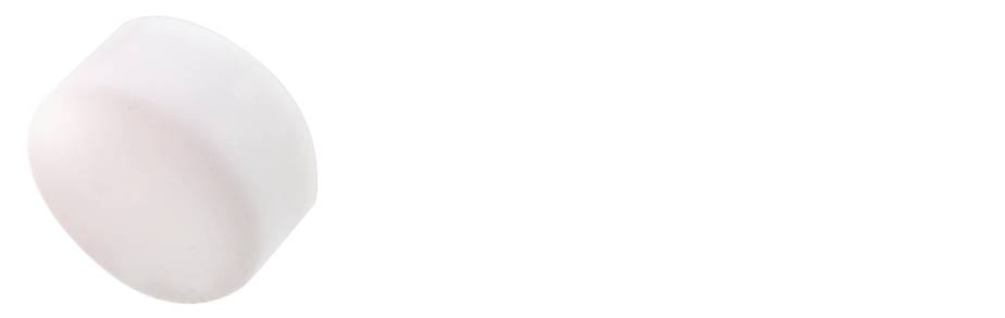 Ein einzelner weißer Marshmallow in Nahaufnahme vor einem weißen Hintergrund.