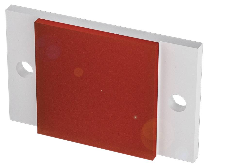 Rotes Glasprisma mit weißen Halterungen an den Seiten, gegen einen weißen Hintergrund.