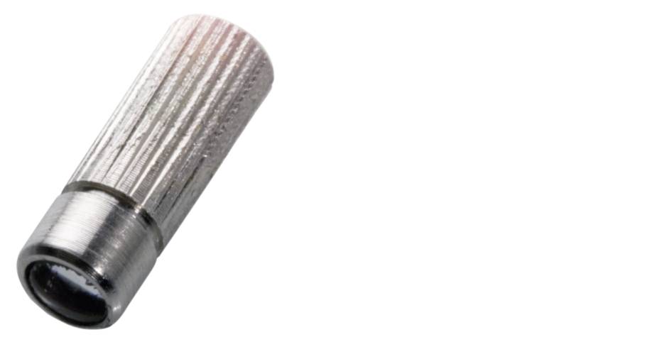 Metallischer Stift oder Bolzen, zylinderförmig mit geriffelter Oberfläche, auf weißem Hintergrund.