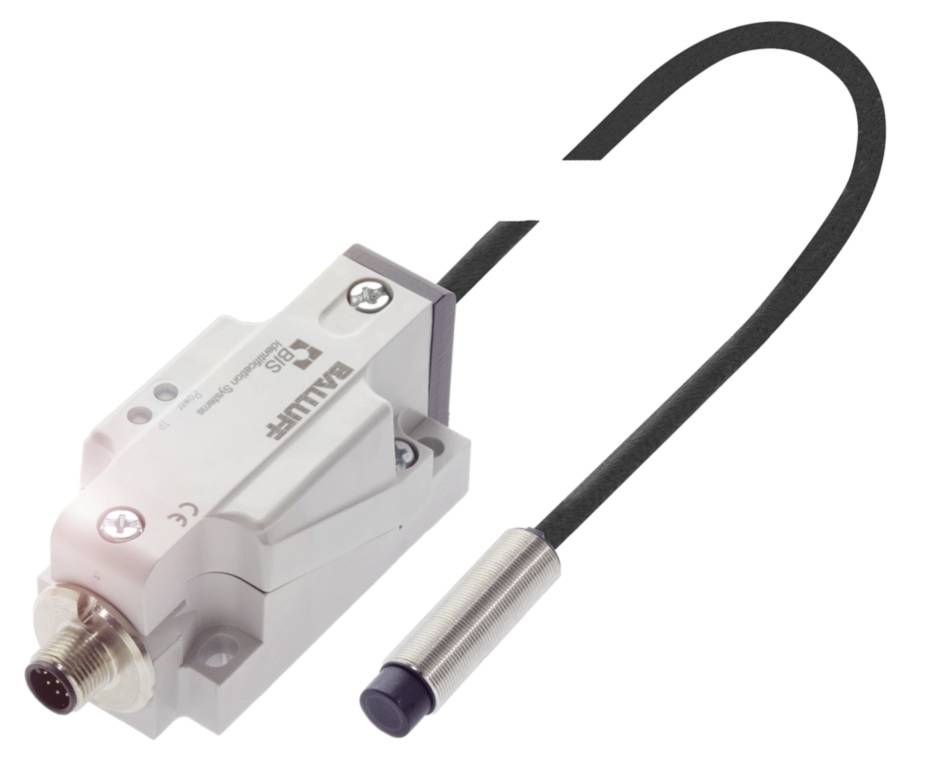 Ein induktiver Sensor mit einem verbundenen Kabel. Der Sensor ist weiß mit einem Anschluss an der Vorderseite und einem metallischen Gehäuse.