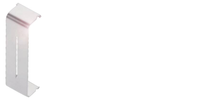 Ein kleiner Metallwinkel, silbern glänzend, mit einem Schlitz in der Mitte, der zur Befestigung oder Verbindung von Objekten dient.