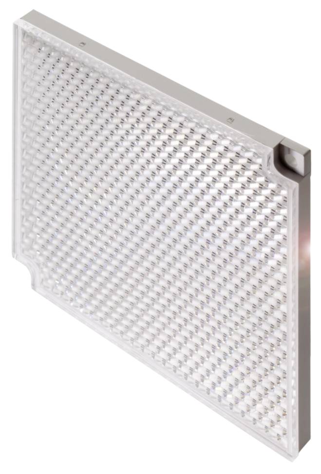 Quadratische reflektierende Platte mit rautenförmigem Muster, leicht schräg fotografiert. Geeignet für optische Geräte oder Beleuchtungslösungen.