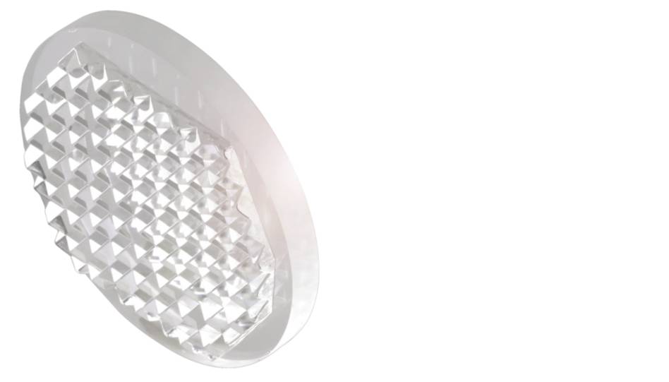 Eine runde Deckenlampe mit facettierten, reflektierenden Oberflächen, die Licht streuen und in einem modernen Stil gestaltet ist.