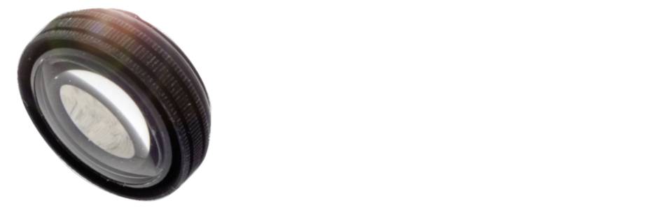 Reifen schwebt schräg nach oben links auf weißem Hintergrund. Strukturen und Lichtreflexe verstärken die Details der Gummierung.