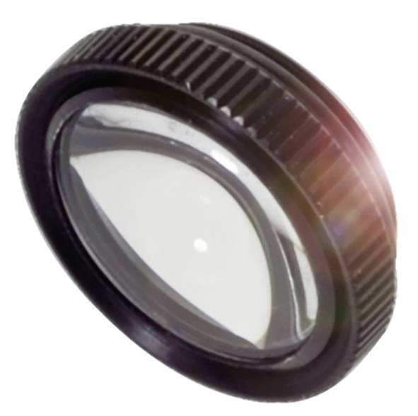 Ein transparentes Objektiv mit schwarzem Rand vor einem weißen Hintergrund, leicht schräg mit Lichteinfall dargestellt.