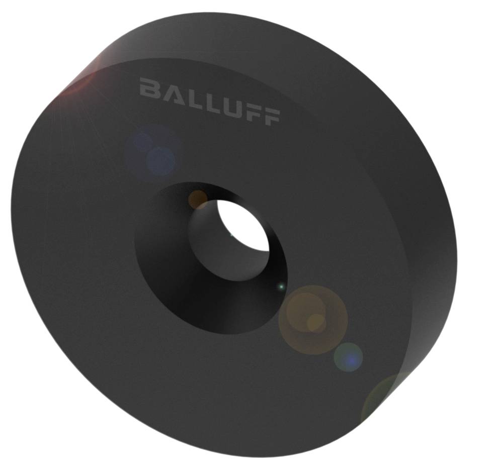 Schwarzer, runder Induktionssensor von Balluff mit einem kleinen Loch in der Mitte, leicht reflektierende Oberfläche.