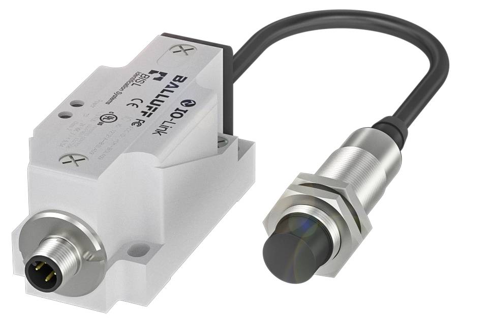 Ein zylindrischer Sensor mit Kabel, verbunden mit einem rechteckigen Modul. Das Modul trägt das Logo 'Balluff IO-Link'.