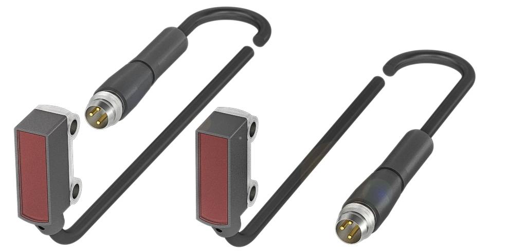 Zwei rechteckige, schwarze Sensoren mit roten Fronten, verbunden durch Kabel mit Steckern, zeigen ähnliche elektronische Geräte.